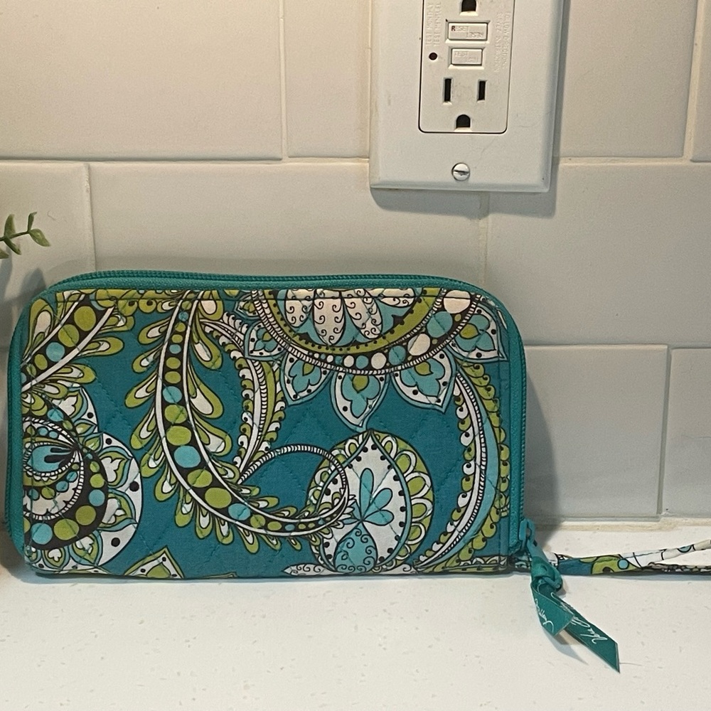 Retired Vera Bradley Travel Organizer Wallet Peacock Print